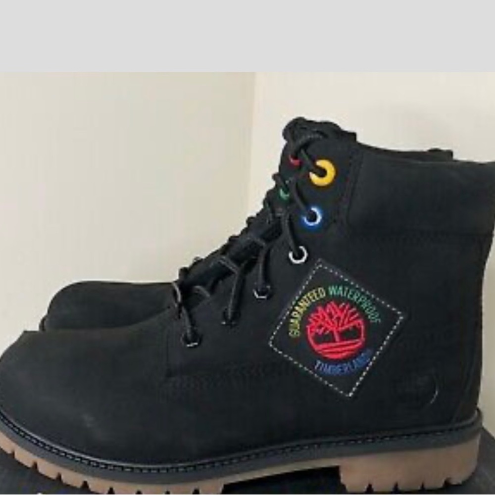 TIMBERLANDS WORN ONCE. Black Jr Size. Multicolor shoe string holes.